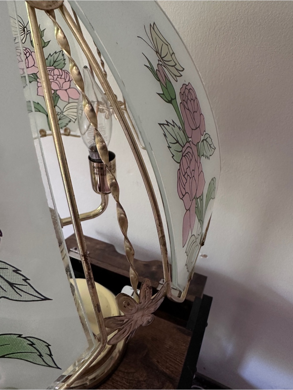 Vintage Hollywood Regency Brass Table Lamp Floral Rose & Butterfly Glass Panels - Picture 7 of 9